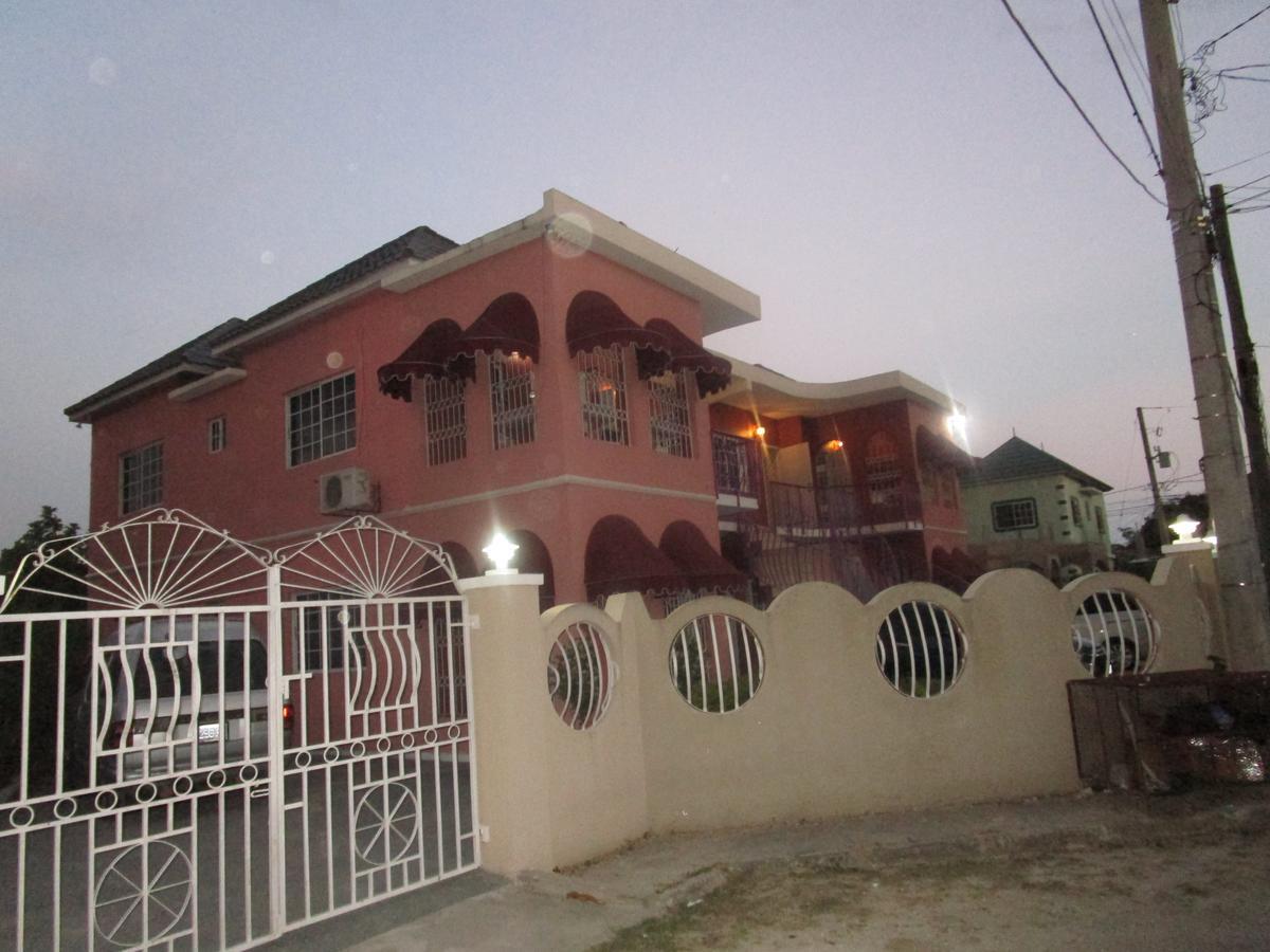 The Residence Portmore Apartments Kültér fotó